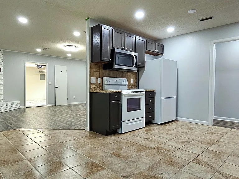 605 Melbourne Dr — Photo 8