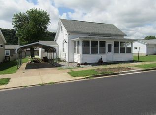 814 S 1st St, Guttenberg, IA 52052