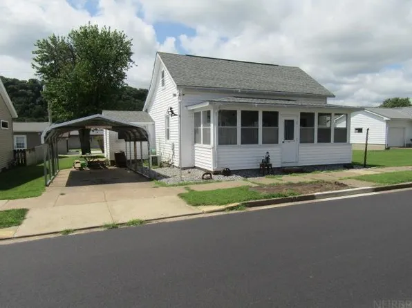 814 S 1st St, Guttenberg, IA 52052