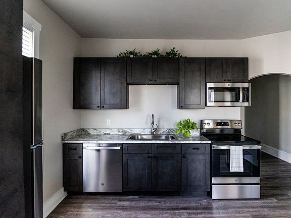 2nd image of 101-105 S Market St #201