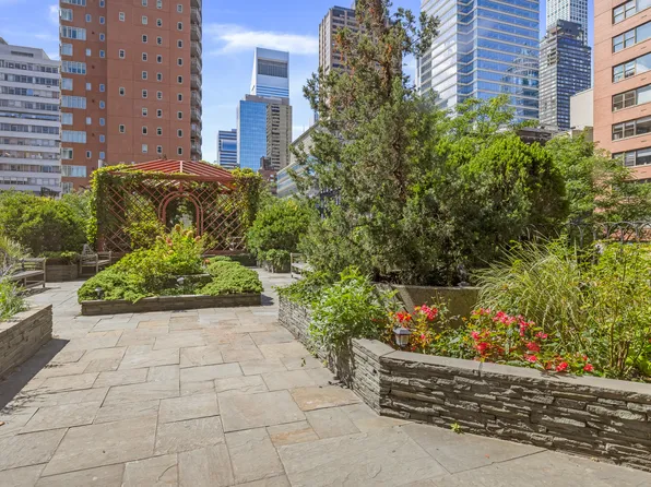 200 East 61st Street image 19 of 27