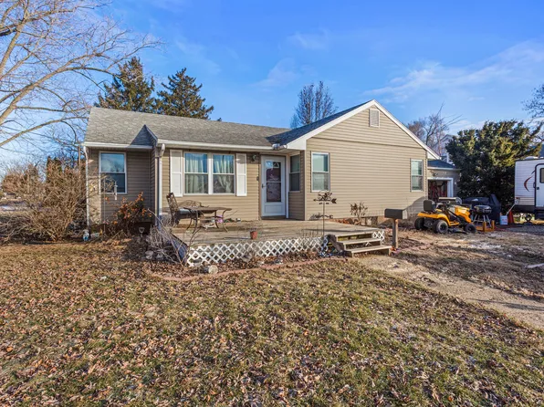 300 E Warren St, Le Roy, IL 61752