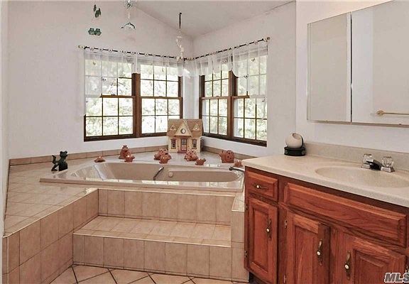 4th image of 10 Gerald Dr