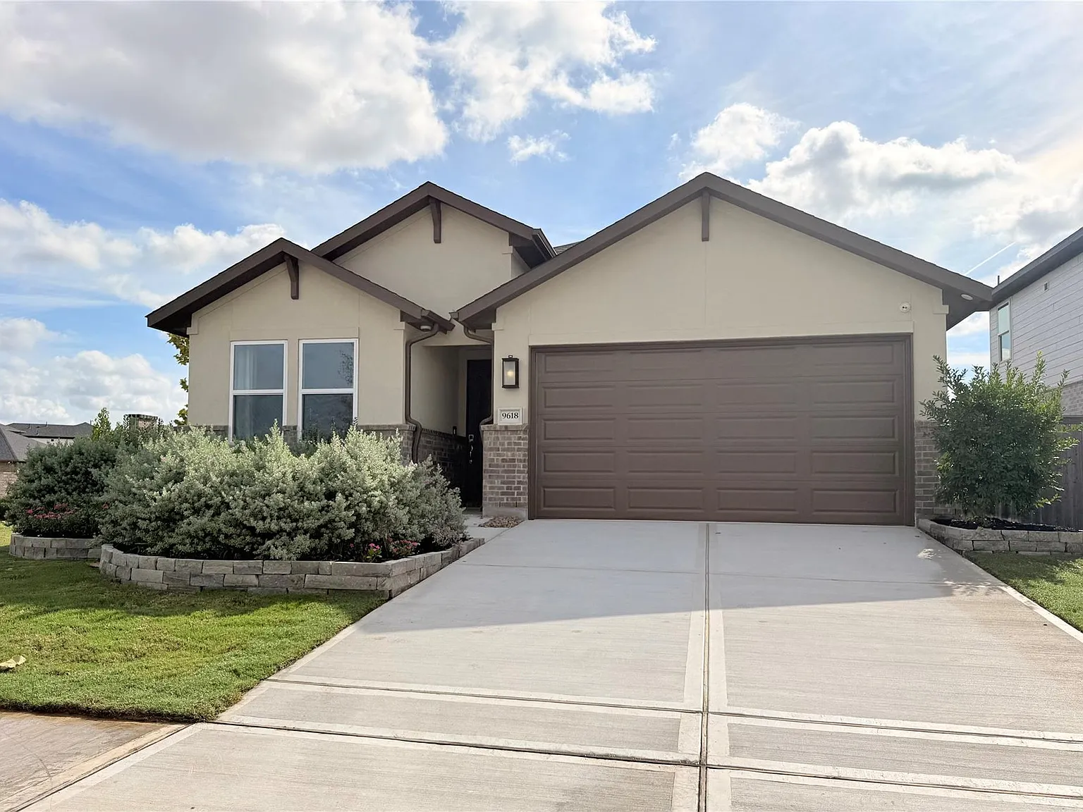 4 bed, 3.0 bath, 1957 sqft, $2,950 — Photo 1