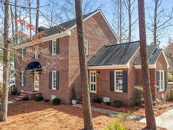 3rd image of 113 Edinborough Court