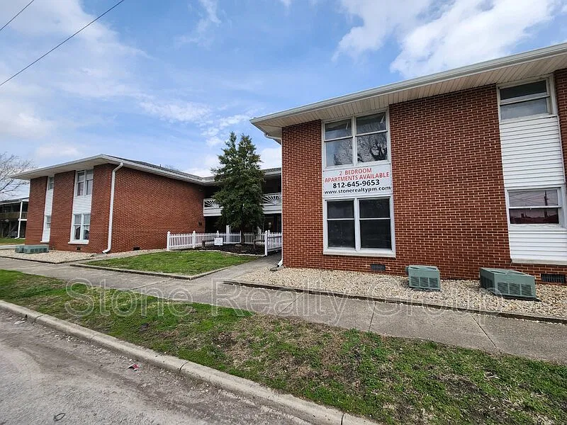 2 bed, 1.0 bath, 720 sqft, $700 — Photo 1