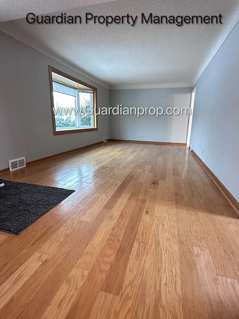 Richfield Single Family Home, Fenced Yard, 2 Car Garage, Dishwasher — Photo 2