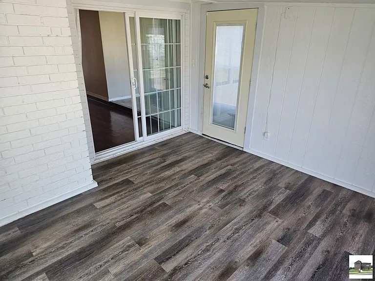 211 E Hogan Dr — Photo 9