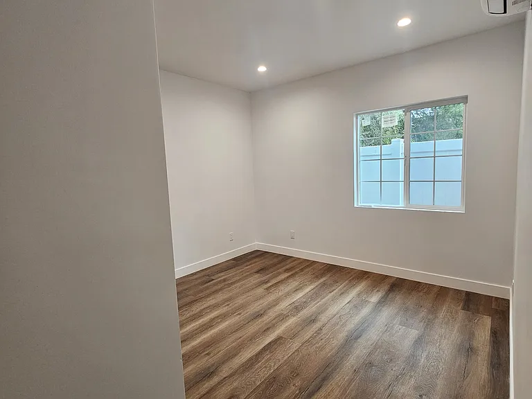 15535 Otsego St — Photo 8