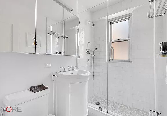 5th image of 15 W 72nd St APT 14L