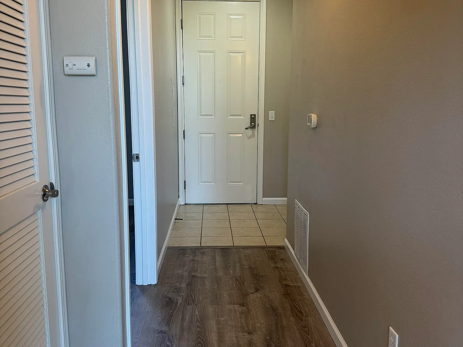 2 bed, 888 sqft, $2,299 — Photo 3
