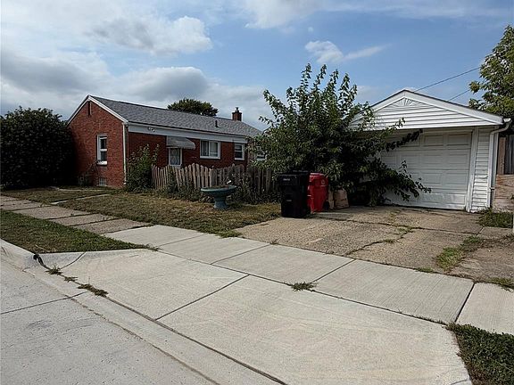 3rd image of 28302 Edward St