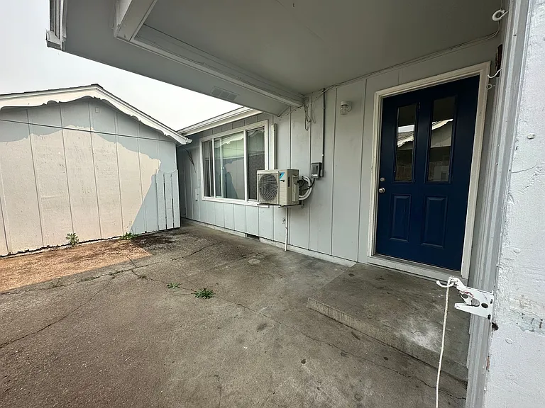 1561 NW Highland Dr — Photo 2