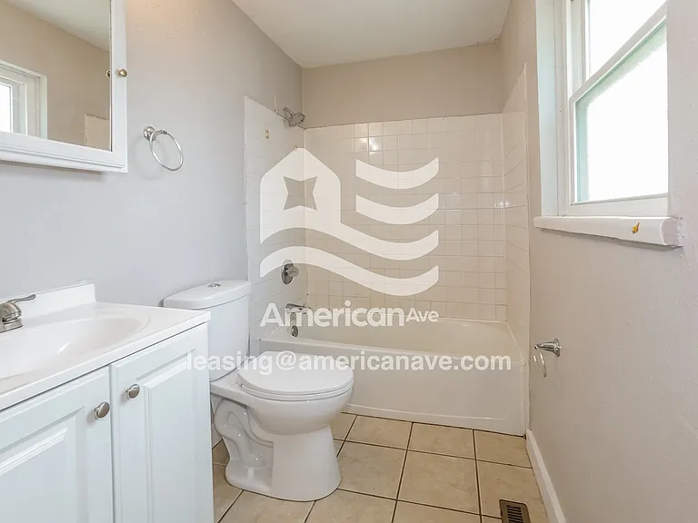 989940_010_bathroom_13911961.jpg