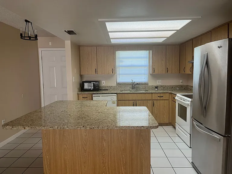 2112 W Martin St — Photo 10