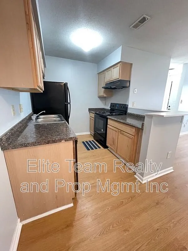 3 bed, 2.0 bath, 1010 sqft, $1,725 — Photo 3
