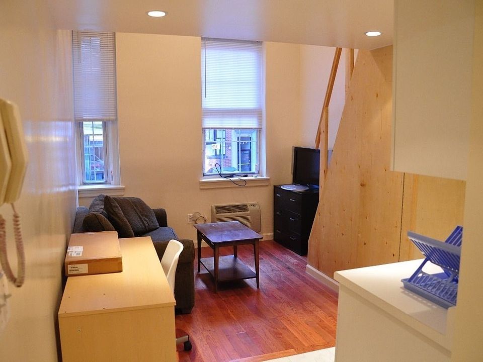 1st image of 131 W 15th St #3