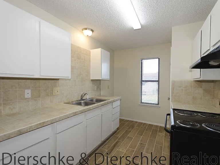 830 Van Zandt St — Photo 3