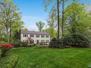 29 Deerhorn Trl, Upper Saddle River, NJ 07458
