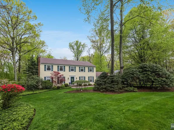 29 Deerhorn Trl, Upper Saddle River, NJ 07458