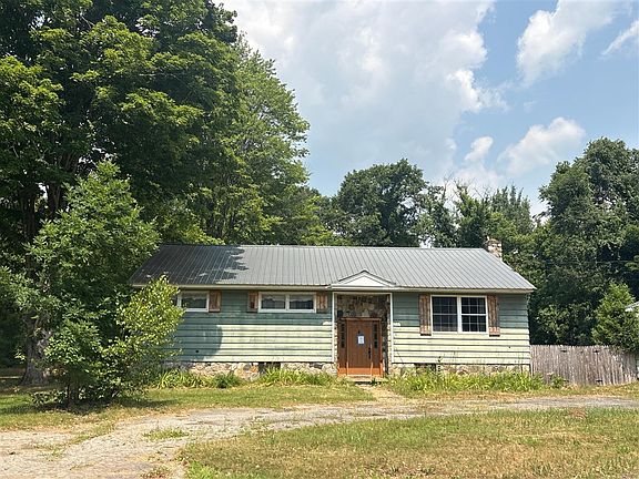 4th image of 15 Stewart Dr