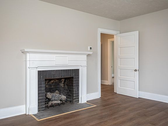3rd image of 208 Princess St