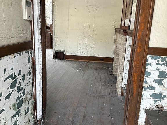 4th image of 3257 Hogarth St