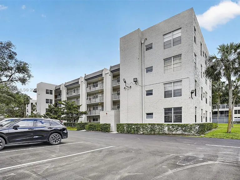 9330 Lagoon Pl #307 — Photo 41
