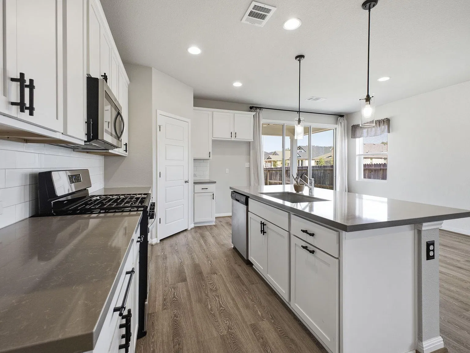 3 bed, 2.0 bath, 1821 sqft, $2,100 — Photo 2