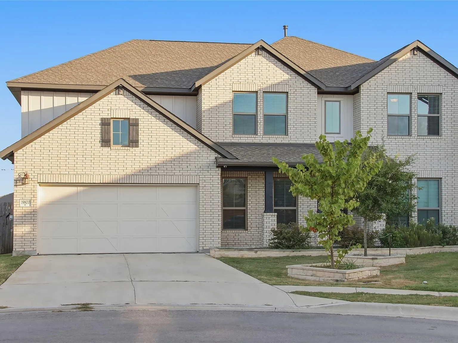 5 bed, 4.0 bath, 3799 sqft, $3,400 — Photo 2
