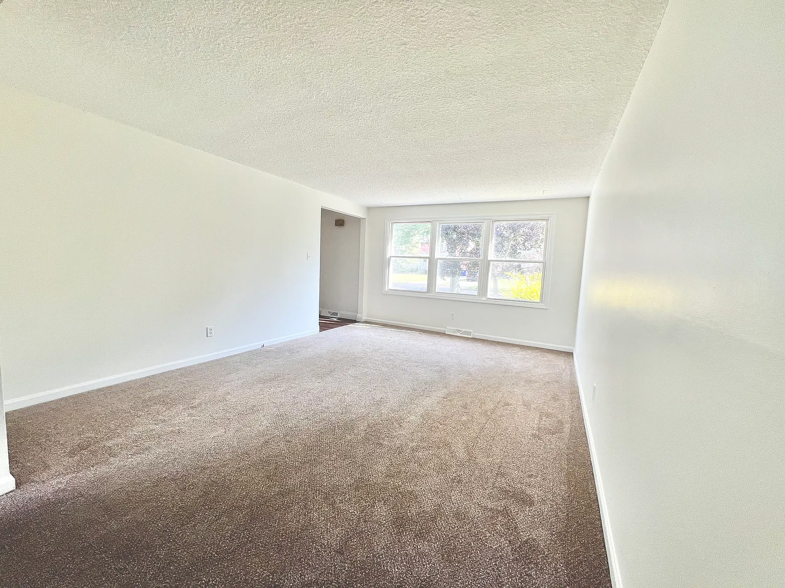 3 bed, 1.5 bath, 1300 sqft, $1,895 — Photo 3