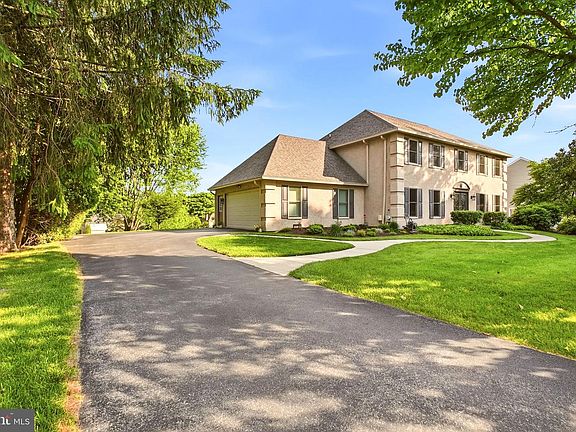 4th image of 525 Beaumont Cir