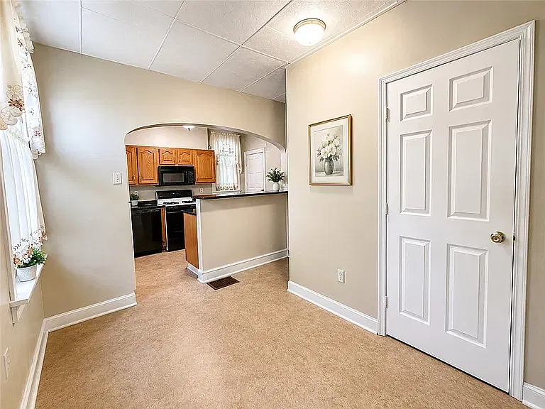 3 bed, 2160 sqft, $2,000 — Photo 4