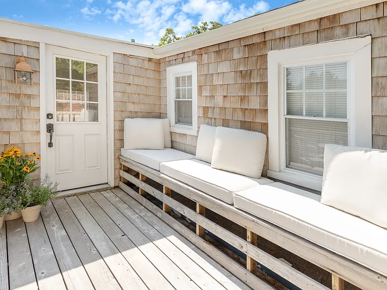 107 Meeting House Ln — Photo 3