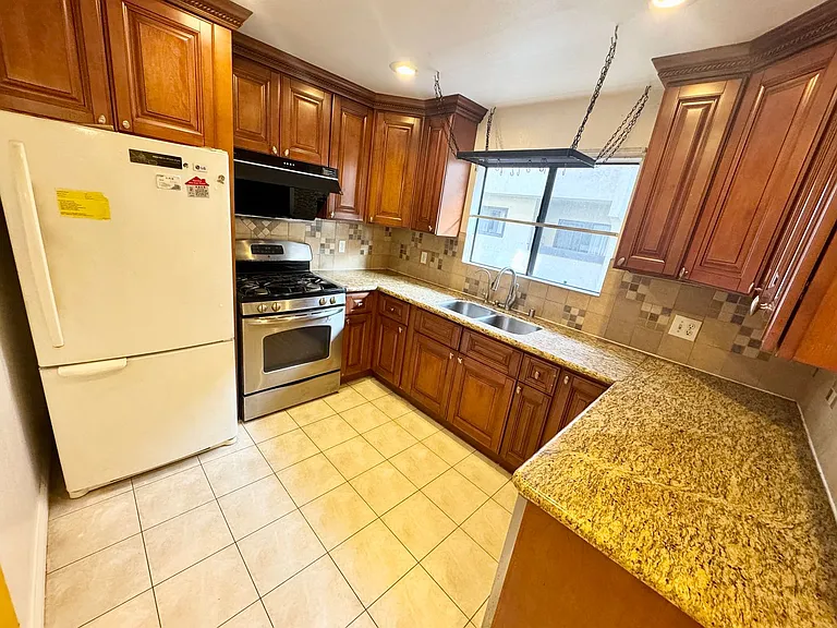 196 N Marguerita Ave — Photo 6
