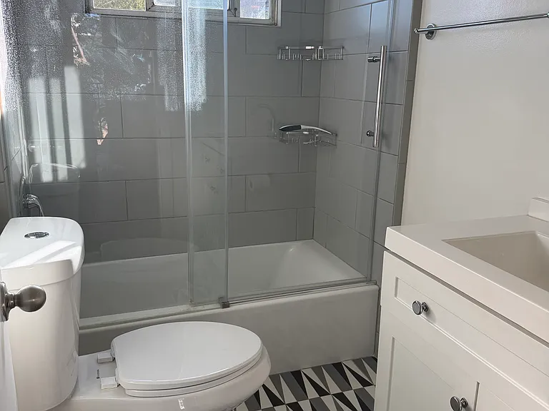 517 Vernon Ave #8 — Photo 4