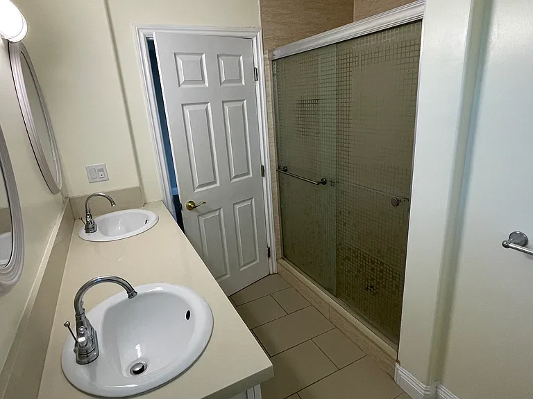 Double-sink bathroom