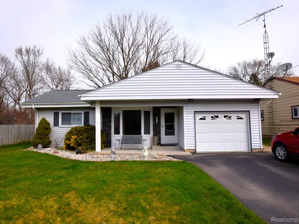 4411 S Hillcrest Cir, Flint, MI 48506