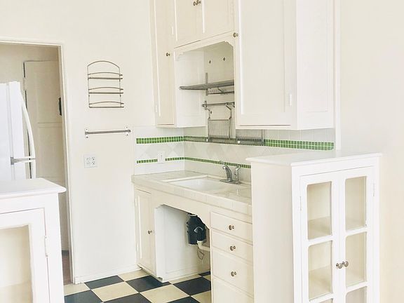 3rd image of 420 N Sycamore Ave APT 6