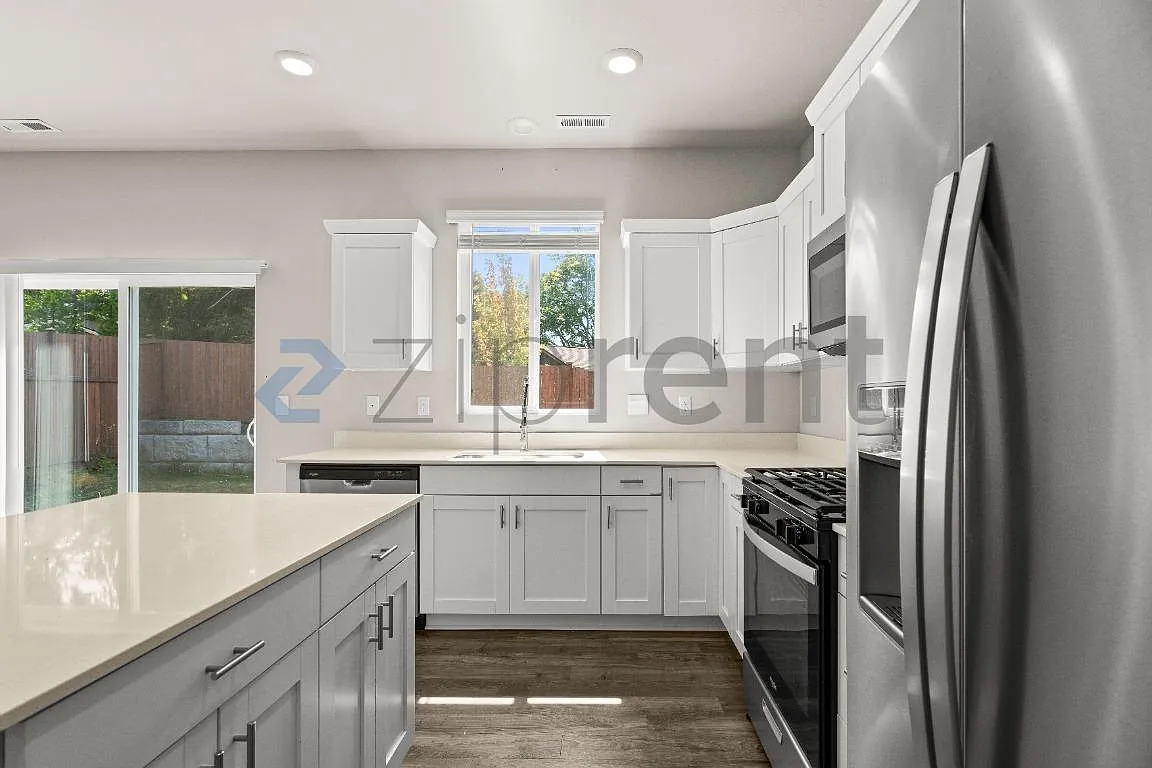 4 bed, 2.5 bath, 1742 sqft, $3,300 — Photo 4