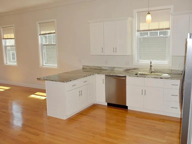 213 Carpenter St #2 — Photo 8