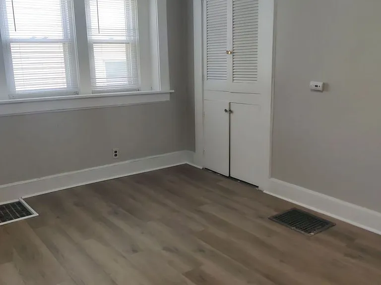 319 S Green St — Photo 2