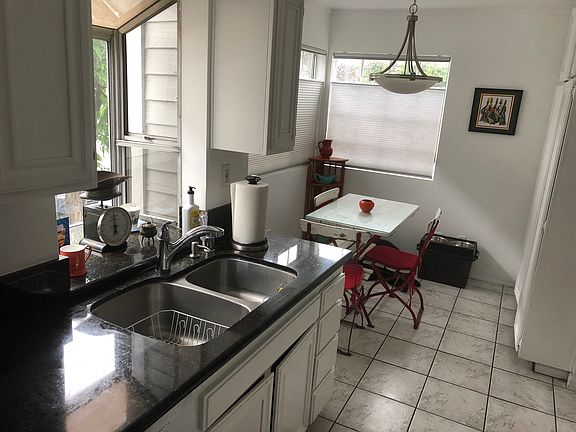 kitchen (corner/north)