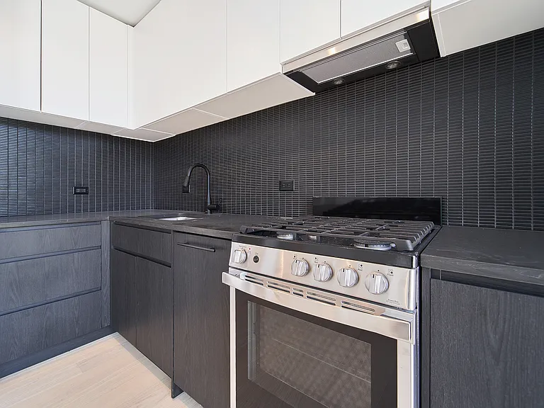 658 Driggs Ave #5D — Photo 4