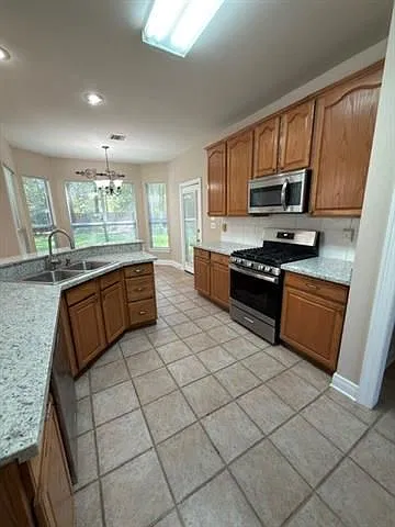 4 bed, 3.0 bath, 1880 sqft, $2,100 — Photo 3