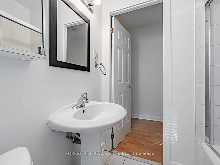 70 Macpherson Ave #UPPER — Photo 13
