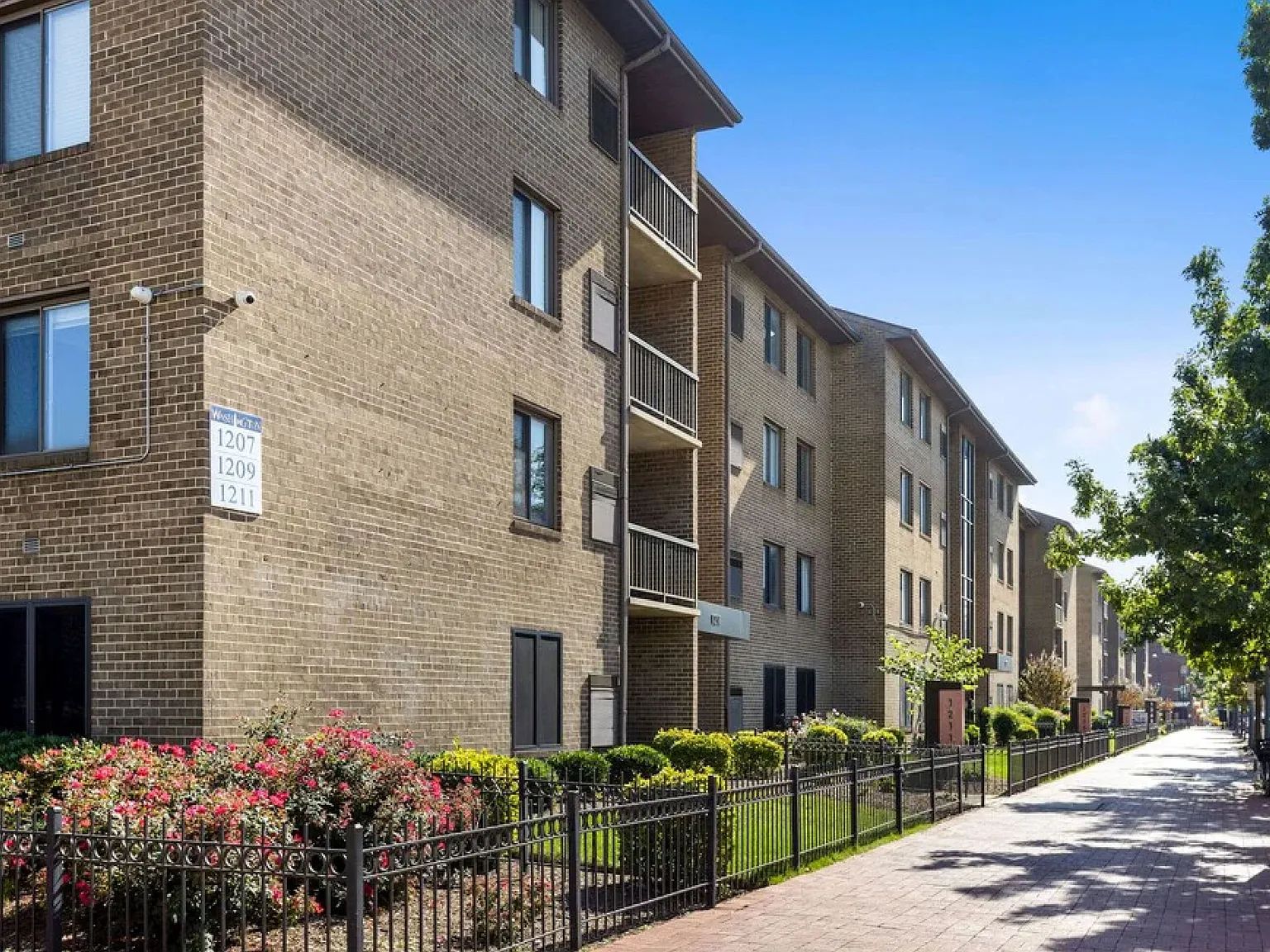 Washington Apartments — Photo 1