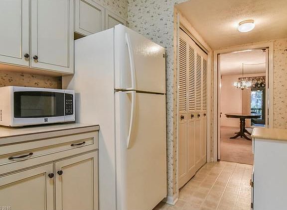 4th image of 106 Laurelwood Cir W