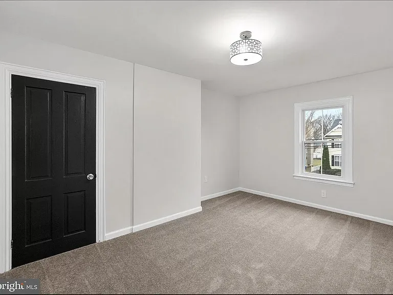 617 Montgomery St — Photo 20