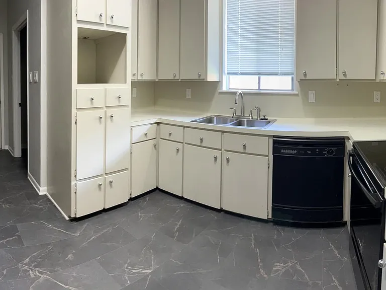 311 Hampton Ct — Photo 9